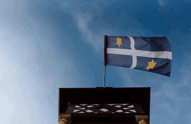 wehende Flagge bei einer Hochzeit in Deidesheim