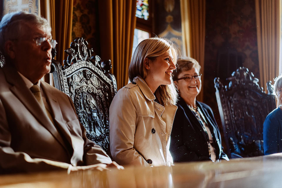 Hochzeitsgäste sitzen im alten Rathaus in Deidesheim