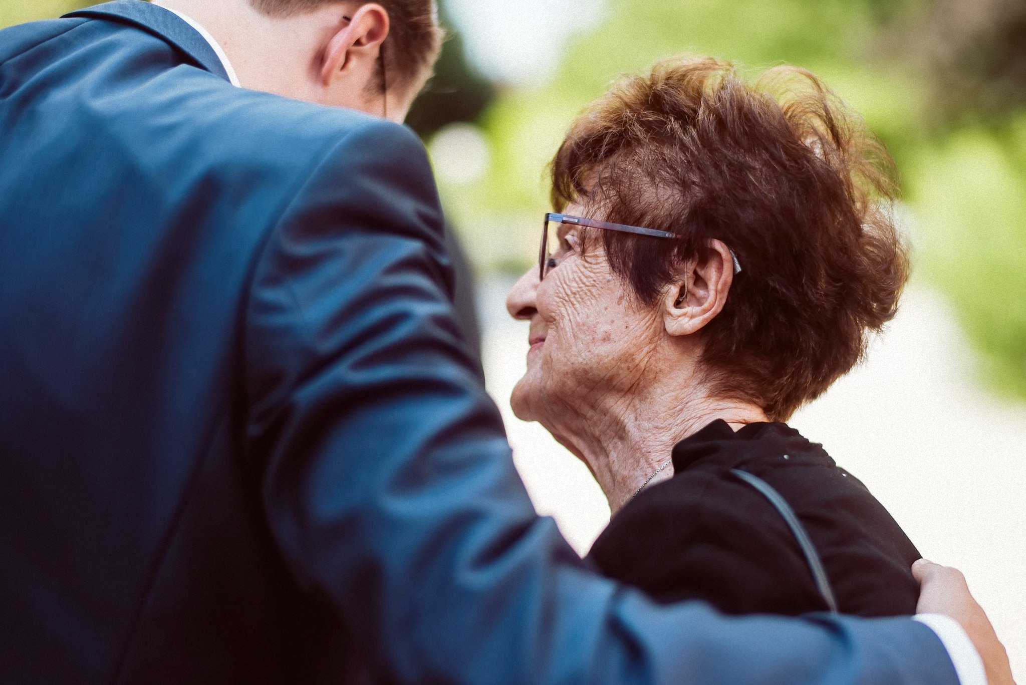 Oma umarmt den Bräutigam bei einer Hochzeit in Bad Rappenau