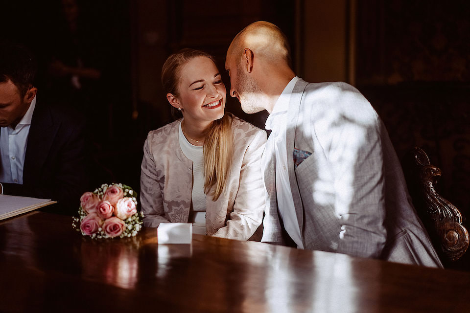 Zweiter Kuss nach der Hochzeit im Standesamt Deidesheim