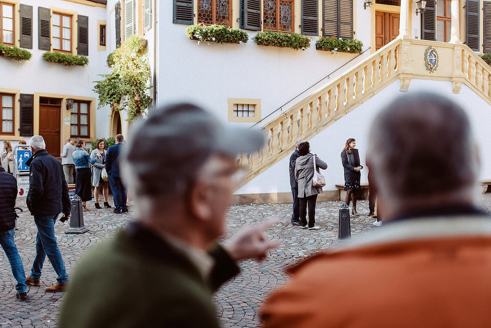 Passanten betrachten die hochzeit vor dem Rathaus Deidesheim