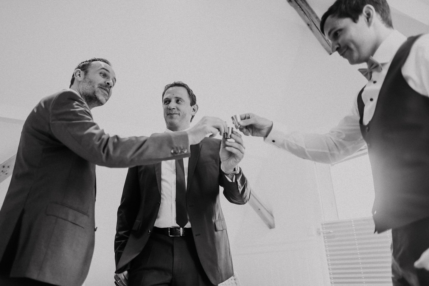 Trauzeugen trinken Schnaps vor der Hochzeit auf dem hohen Darsberg