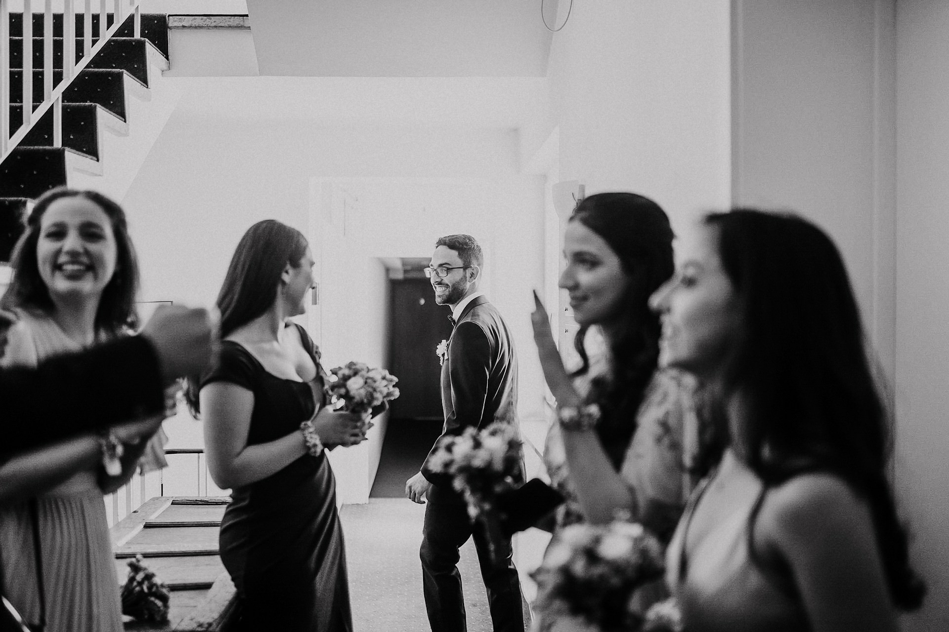 Bräutigam verlässt das Hotel am Kornmarkt während er der Bridal Party hallo sagt