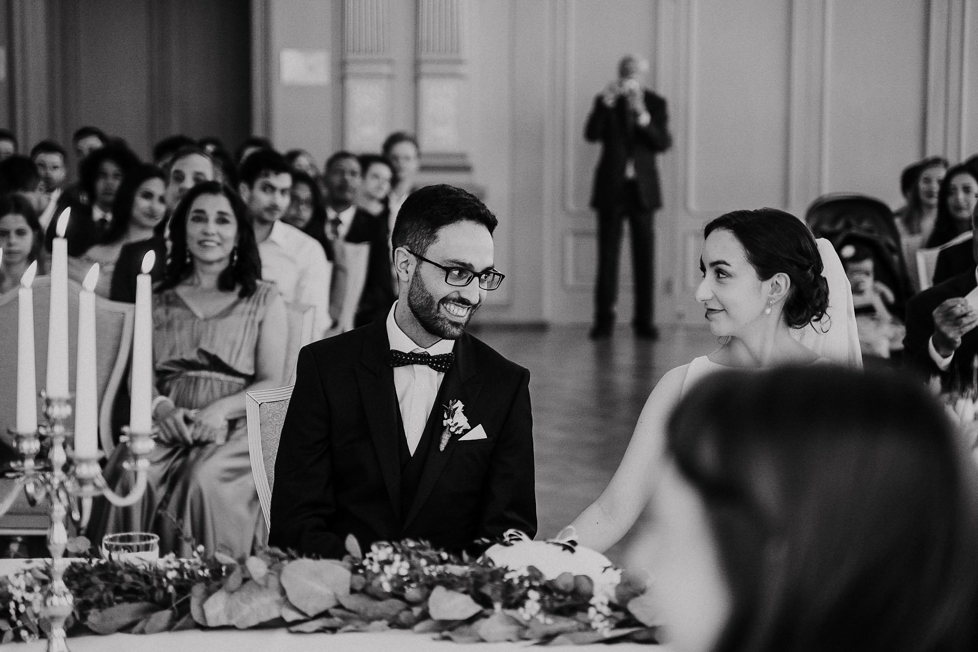 Brautpaar sitzt am Altar bei der Hochzeit im Palais Prinz Carl in Heidelberg