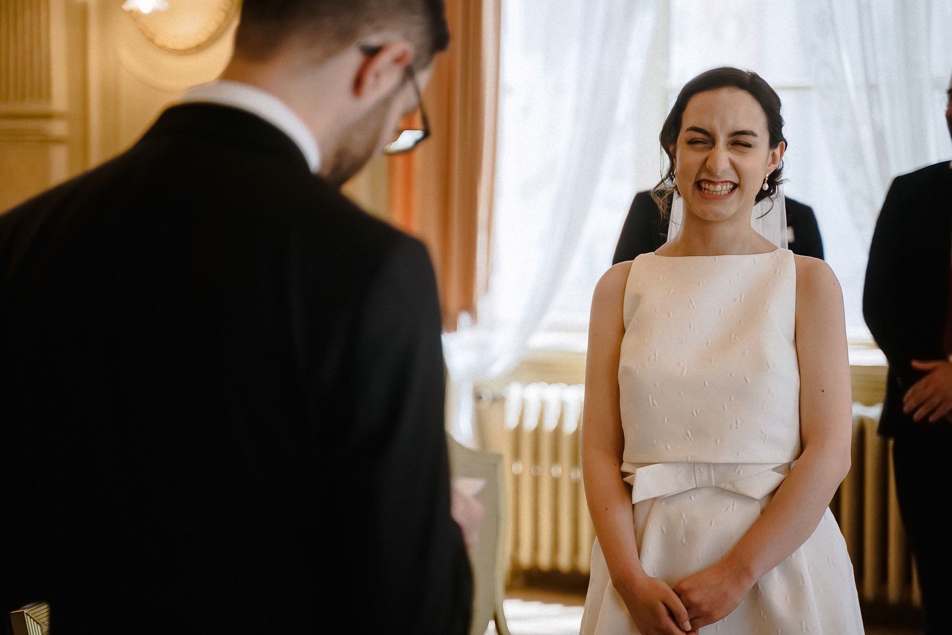 Braut freut sich über die Worte ihres Mannes
