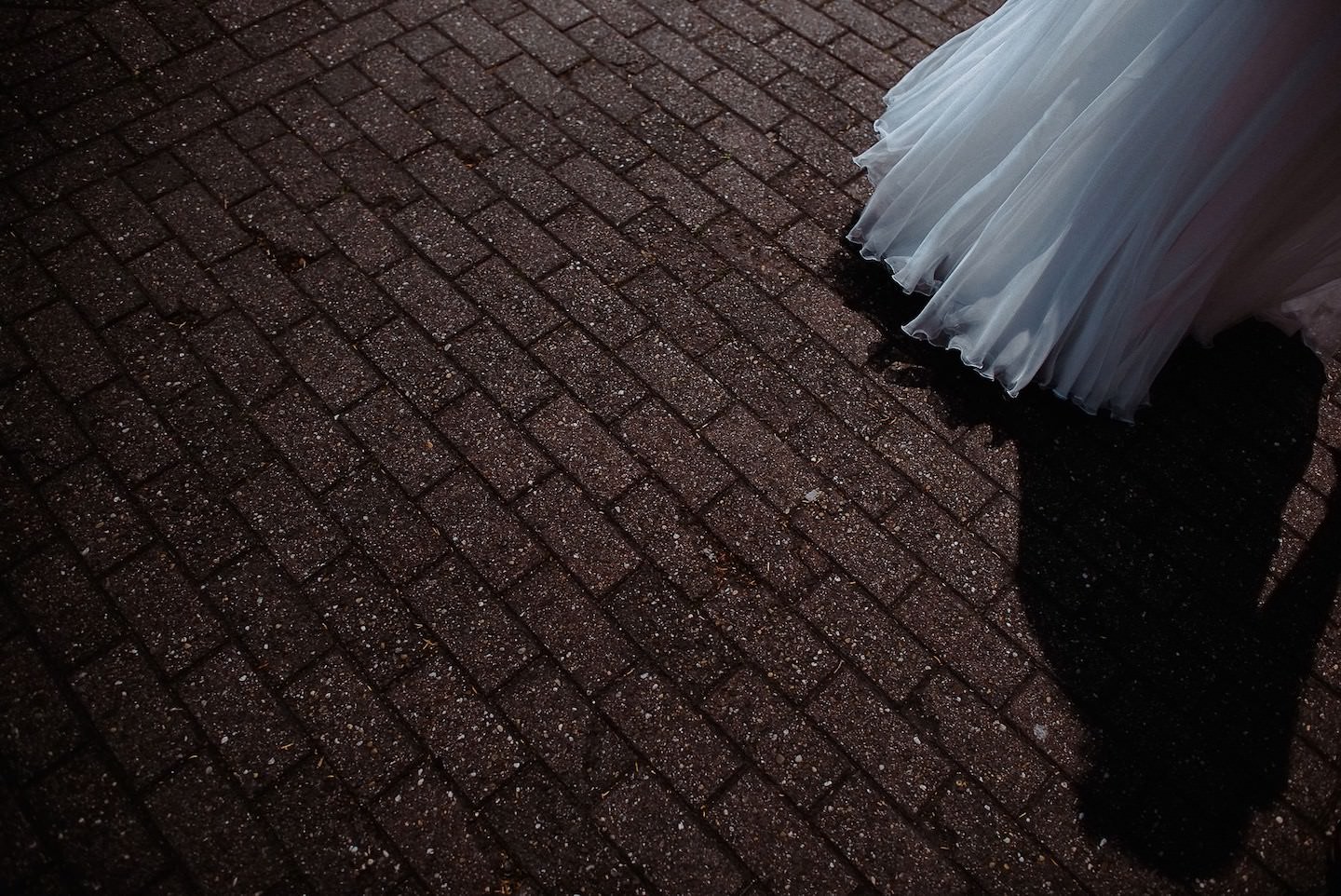 Brautkleid im Schatten der Sonne