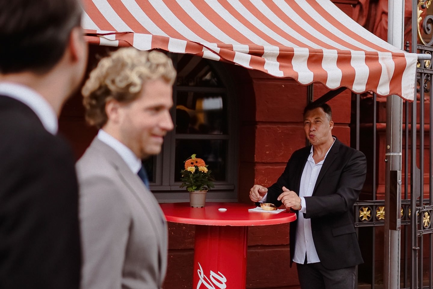 Gast isst ein Brötchen am Imbiss nach der standesamtlichen Hochzeit in Mannheim