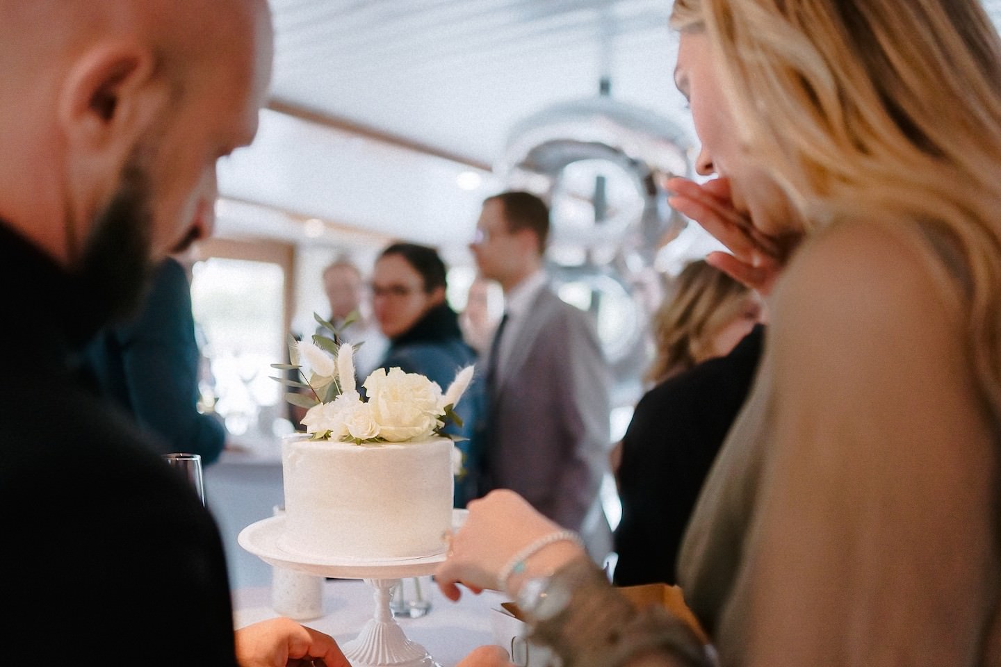 Gäste probieren die Hochzeitstorte auf dem Schiff Kurpfalz am Neckar in Mannheim