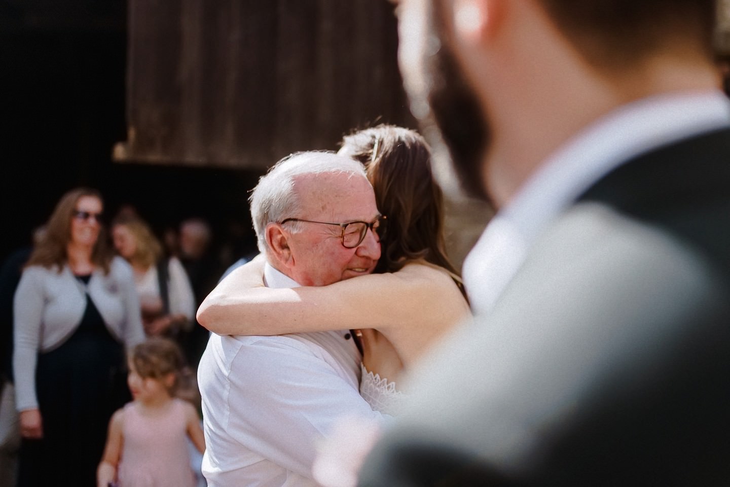 Vater der Braut gratuliert nach der Trauung