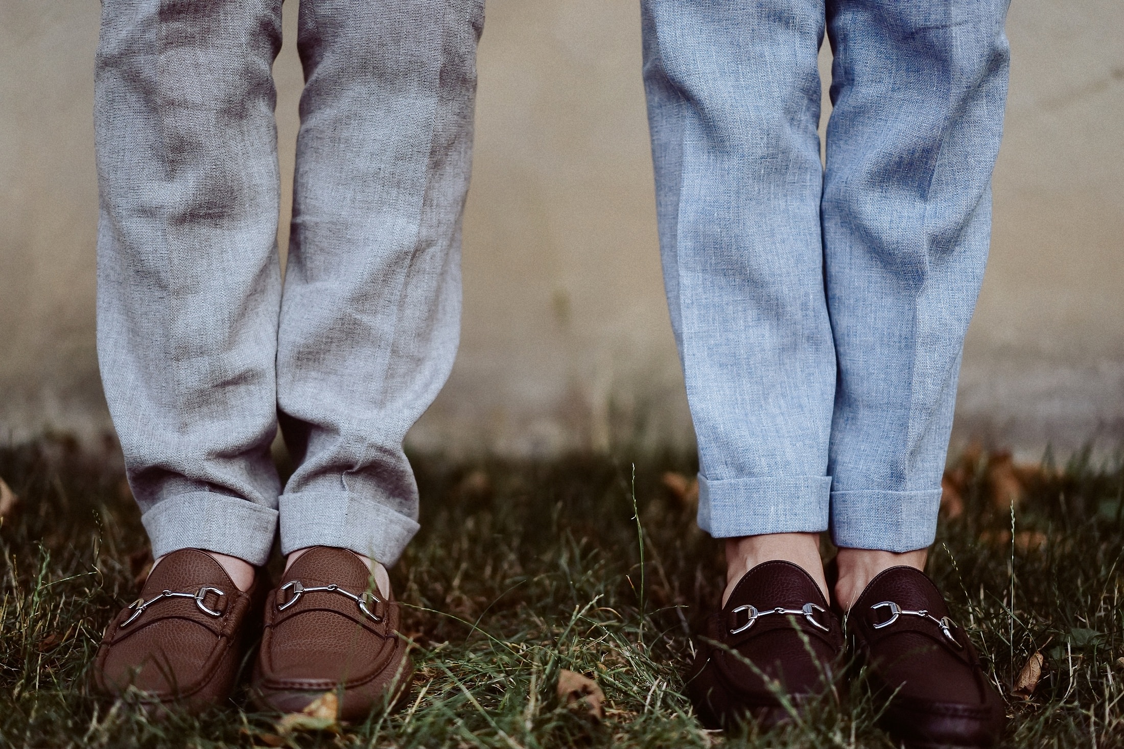 Schuhe und Hosen der beiden Bräutigamme bei ihrer Hochzeit im Morrhof
