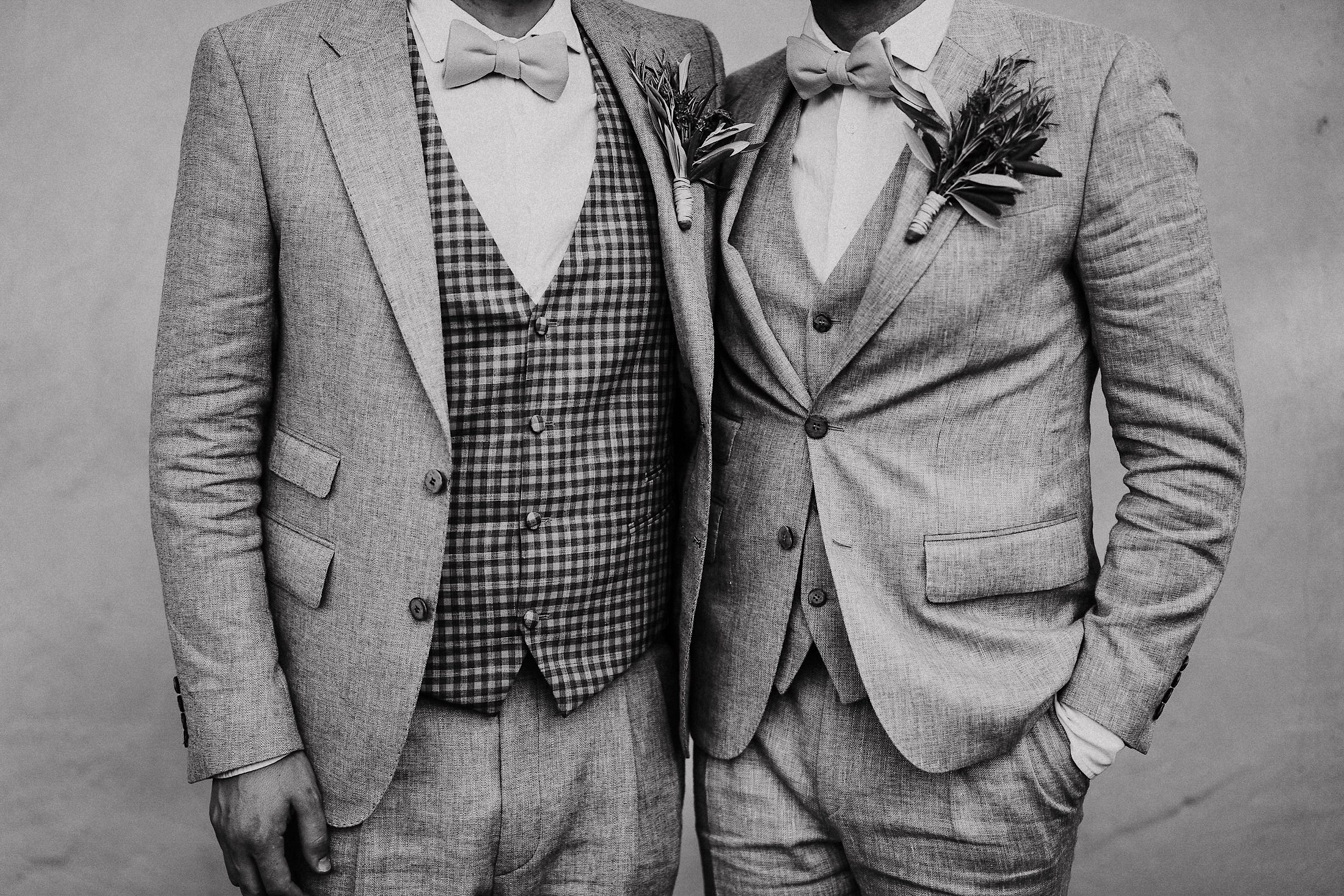 Ausschnitt der beiden Bräutigamme bei ihrer Hochzeit in der Pfalz