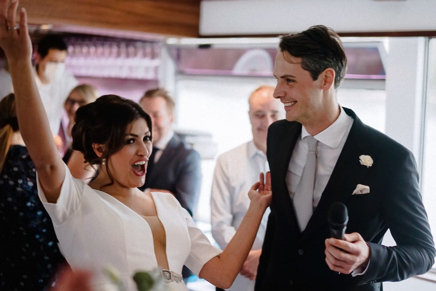 Begrüßung der Gäste auf dem Schiff Kurpfalz nach der standesamtlichen Hochzeit in Mannheim