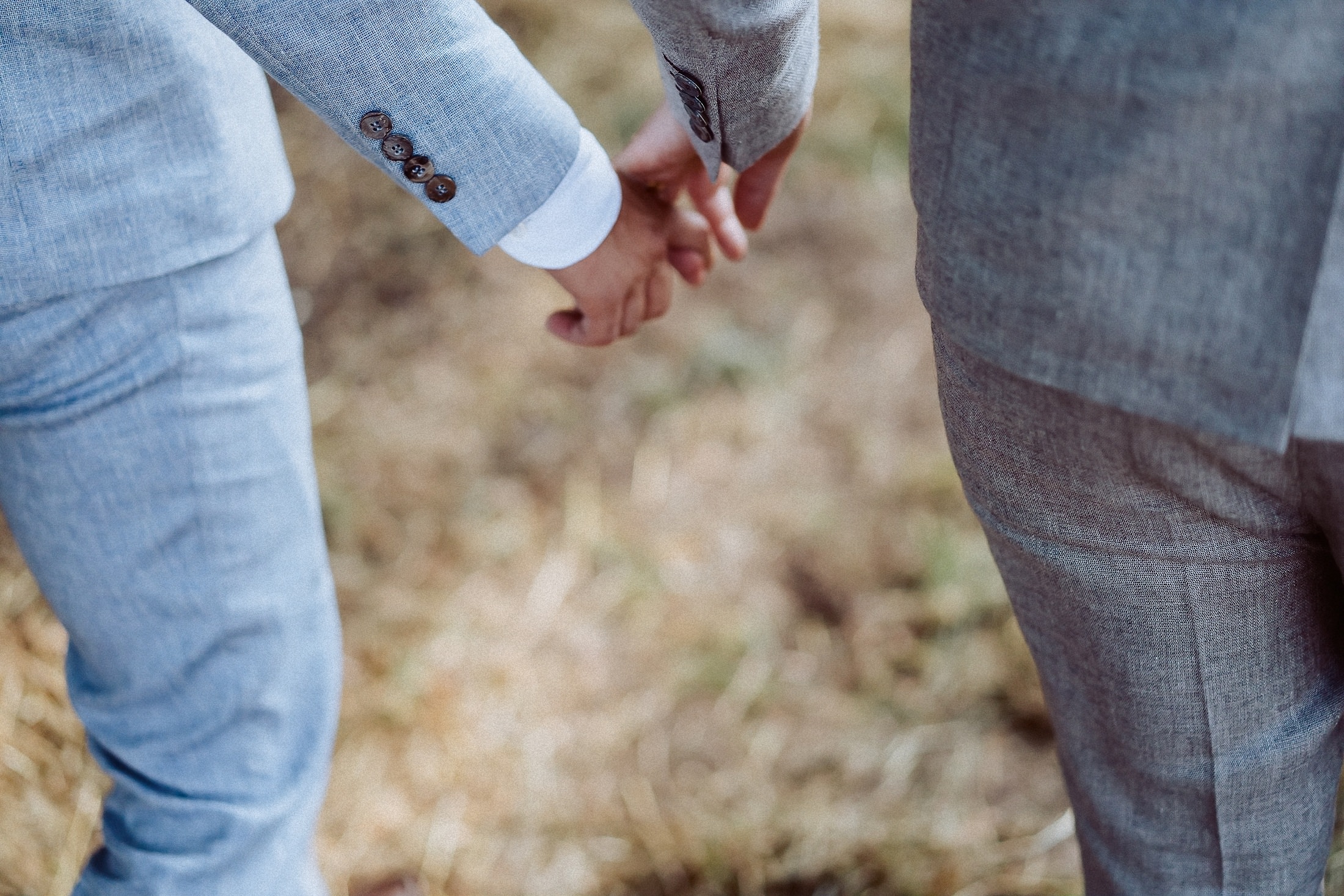 Beide Männer halten die Hände bei ihrer Same Sex Wedding in der Pfalz