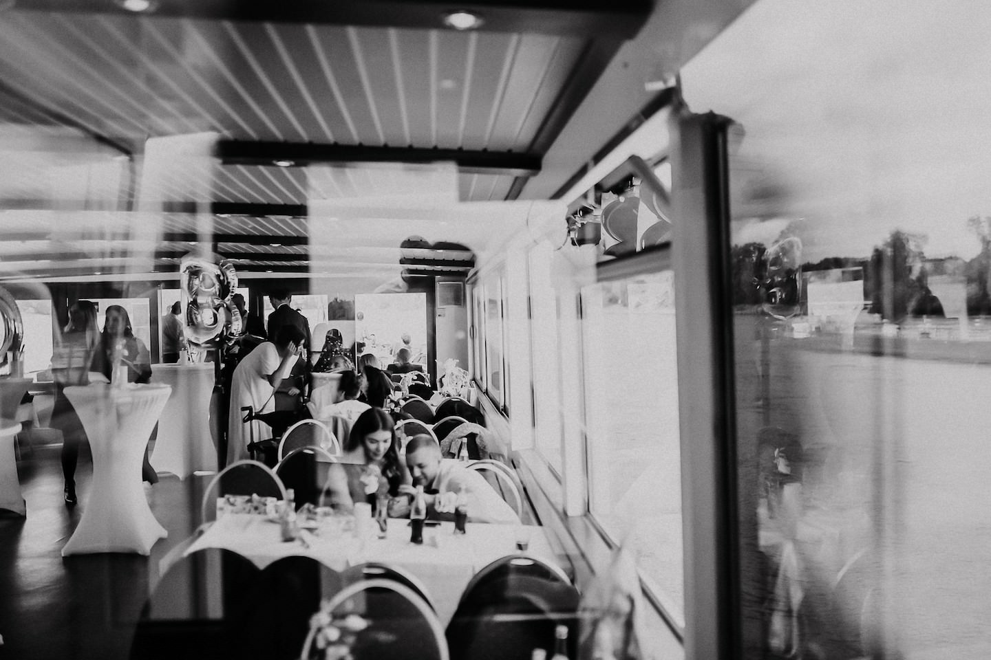 Hochzeitsgäste und Braut auf dem Schiff Kurpfalz während des Empfangs nach der standesamtlichen Hochzeit