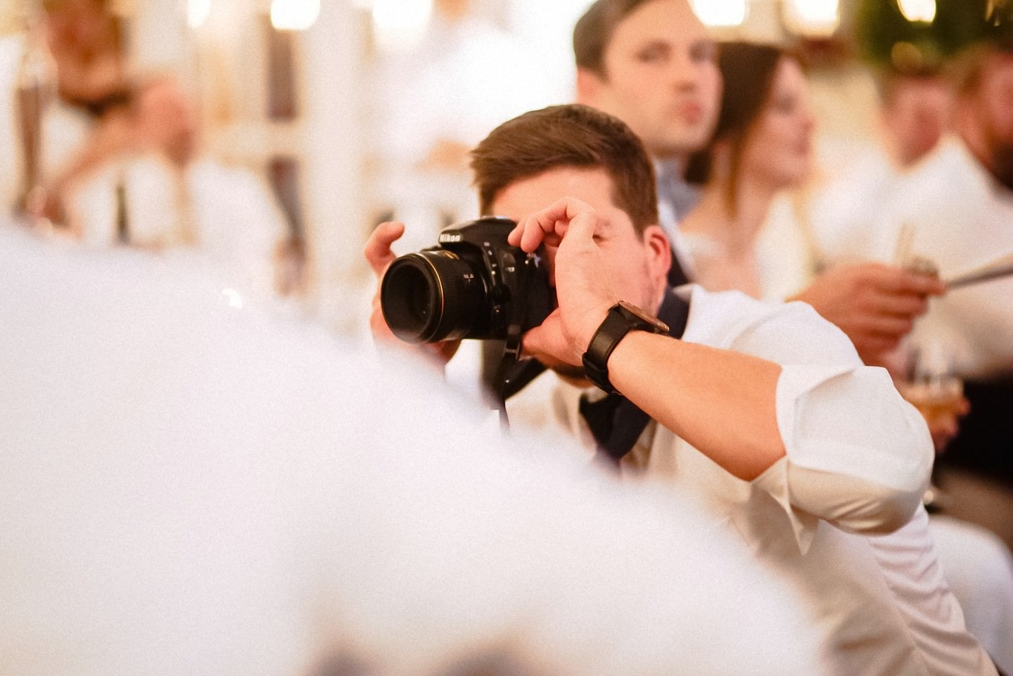 Gast fotografiert Personen auf der Hochzeit auf dem hohen Darsberg