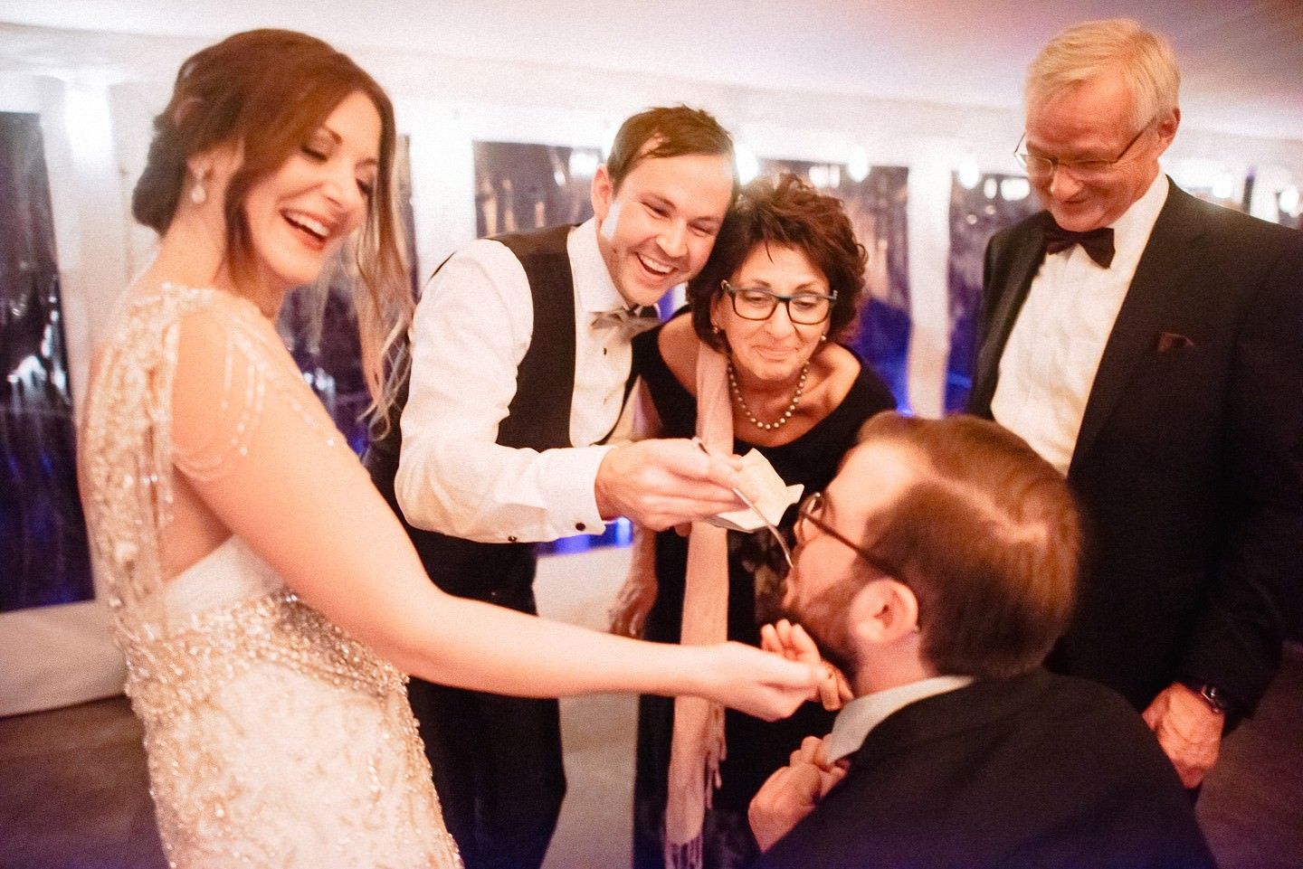 Gast bekommt ein Stück Hochzeitstorte auf dem hohen Darsberg