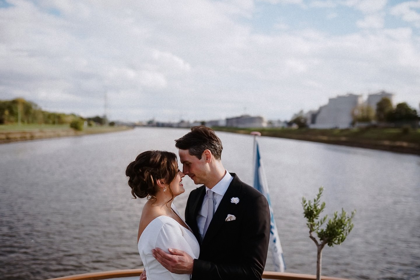 Hochzeitsfotos auf dem Rhein mit dem Brautpaar nach ihrer standesamtlichen Hochzeit in Mannheim