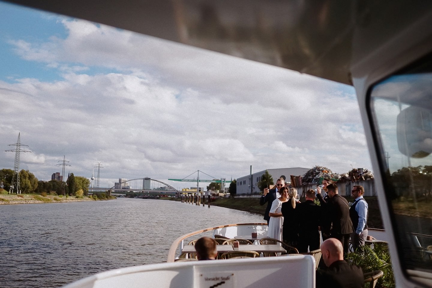 Gäste der Hochzeit auf dem Neckar Richtung Mannheim