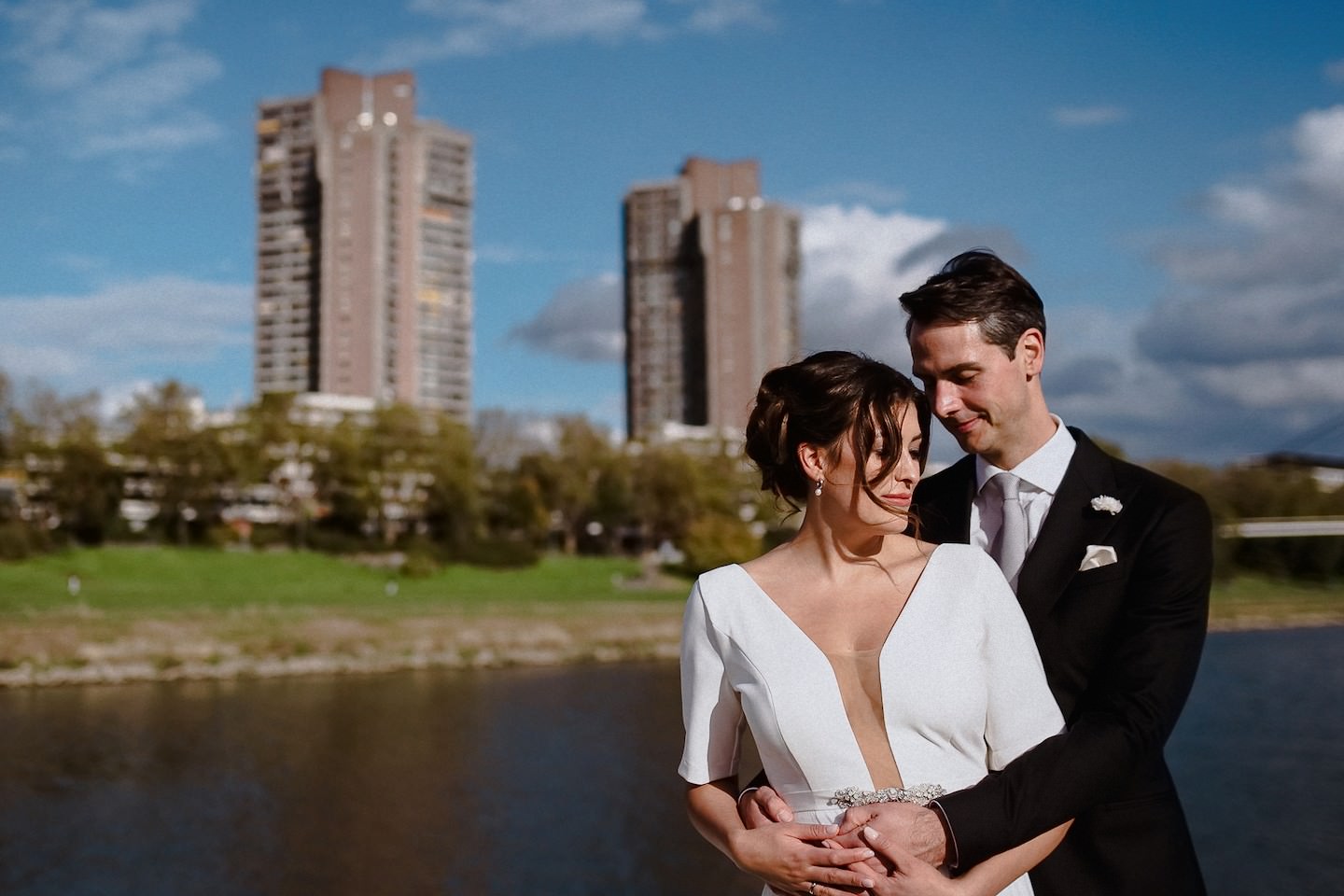 Hochzeitsportraits am Neckar Mannheim mit Neckarprommenade im Hintergrund