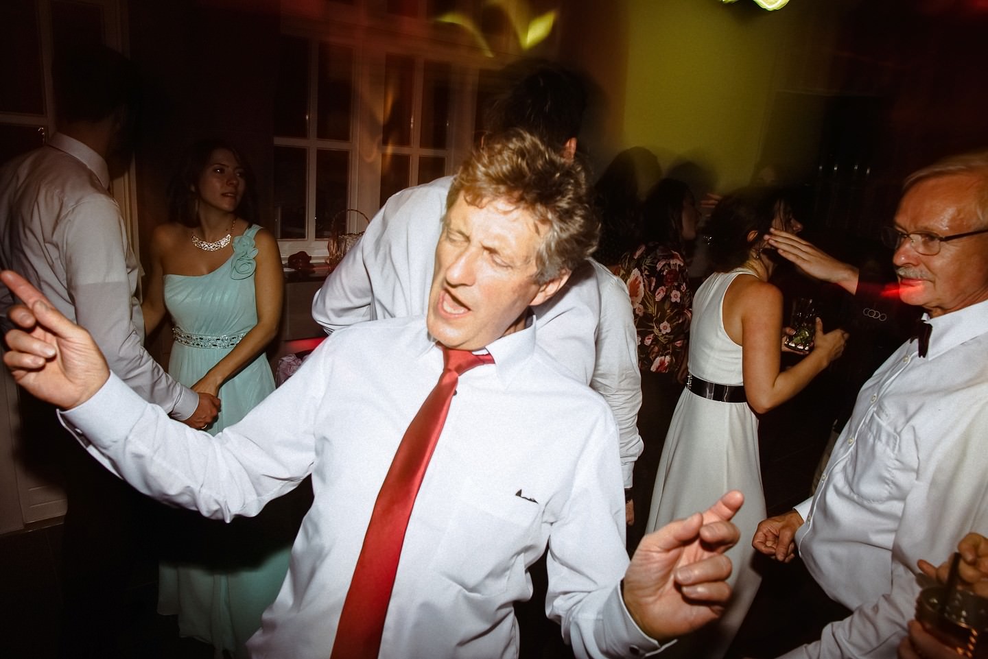 Tanzende Gäste auf der Hochzeit
