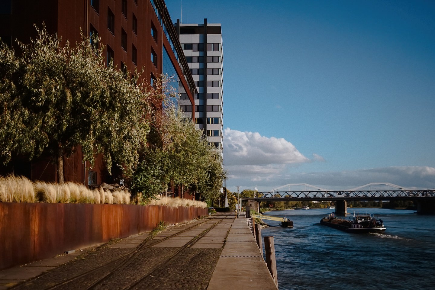 Außenansicht Rhein und Speicher 7 Mannheim bei einer standesamtlichen Hochzeit