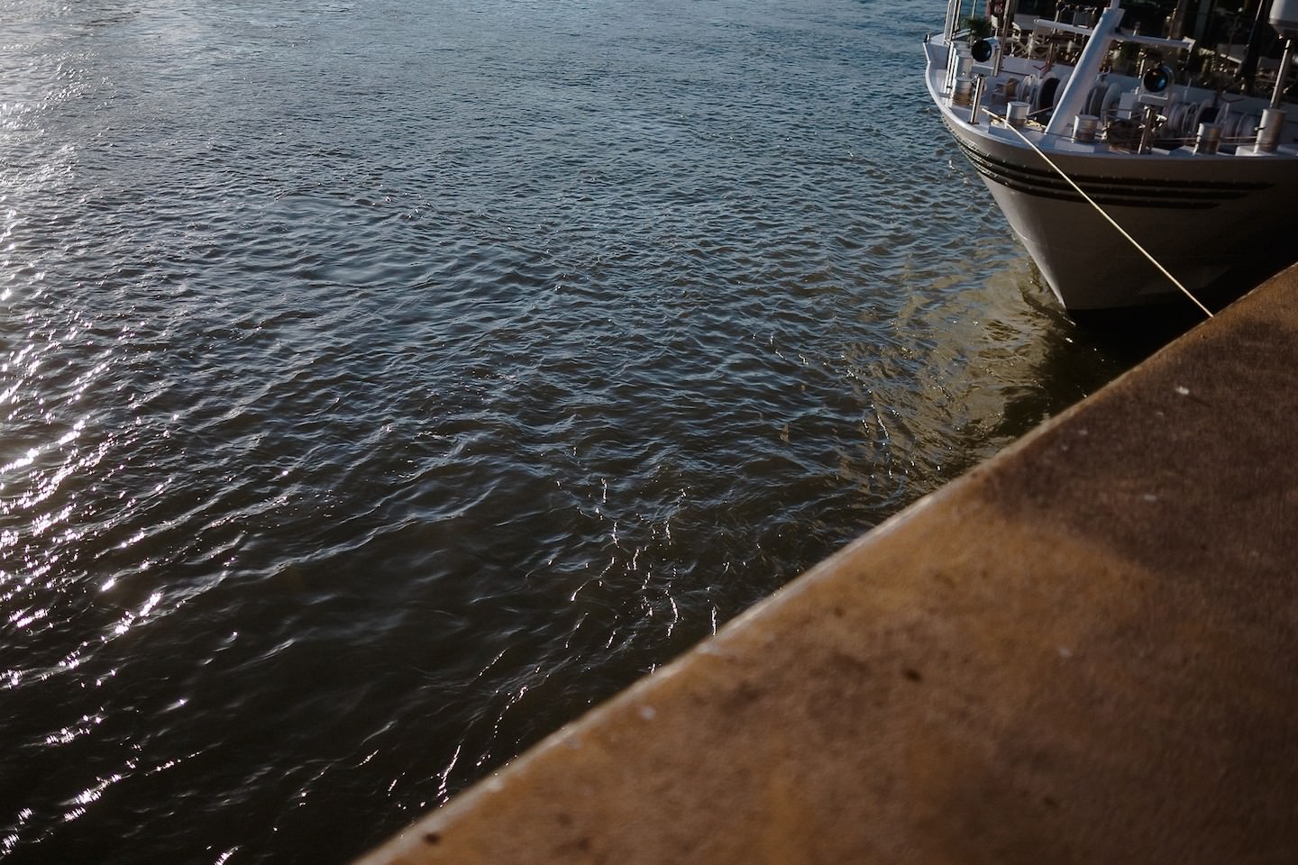 Rhein und Schiff in der Nähe von Speicher 7 Mannheim