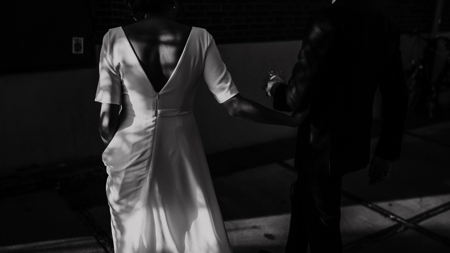 Hochzeitspaar verlässt den Speicher 7 Mannheim bei der Hochzeitsreportage für ein Fotoshooting