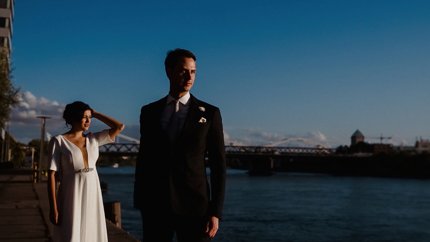 Hochzeitsfotograf in Mannheim Speicher 7, Portraits des Hochzeitspaares am Rhein