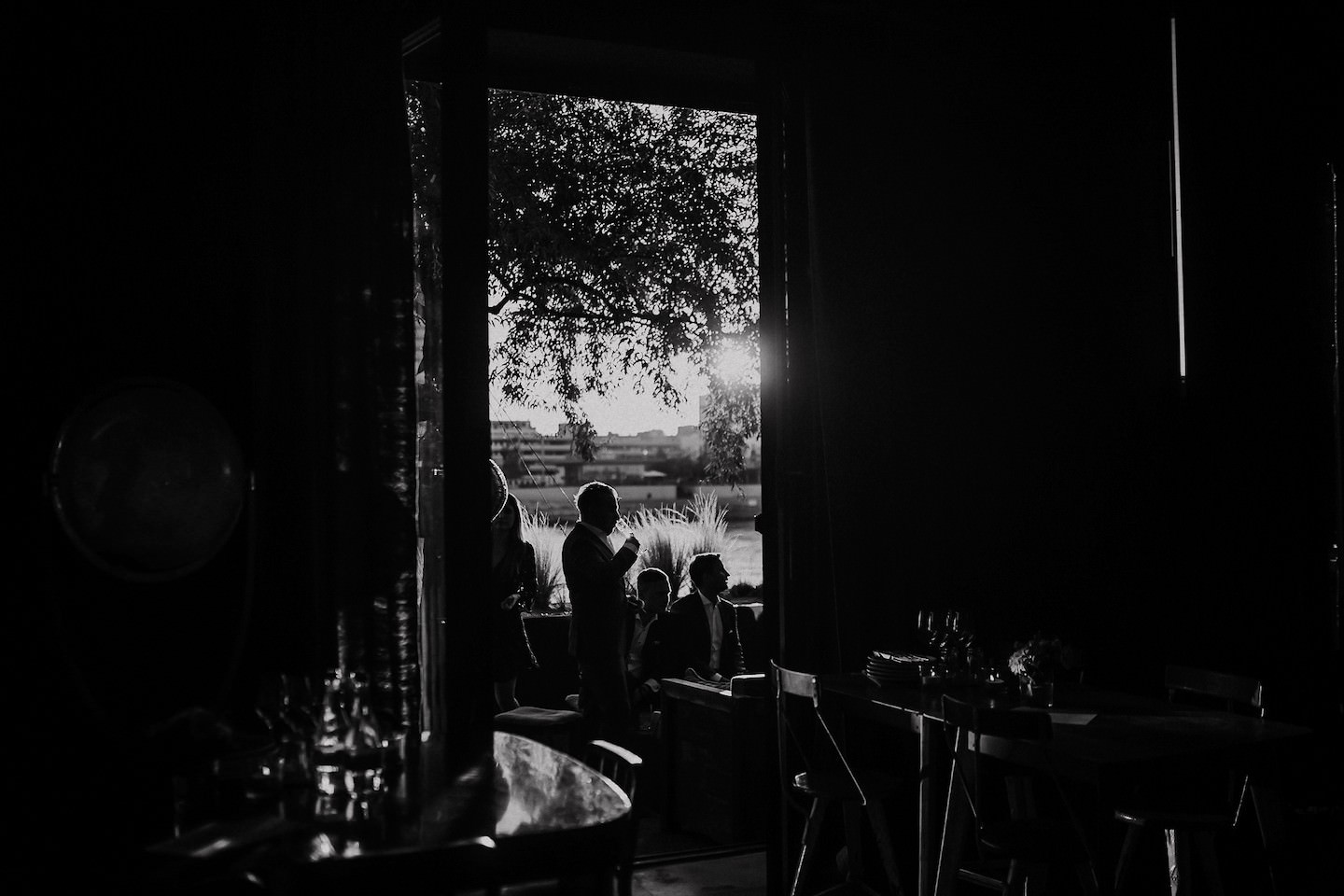 Untergehende Sonne in der Lobby bei einer Hochzeitsreportage im Speicher 7 Mannheim