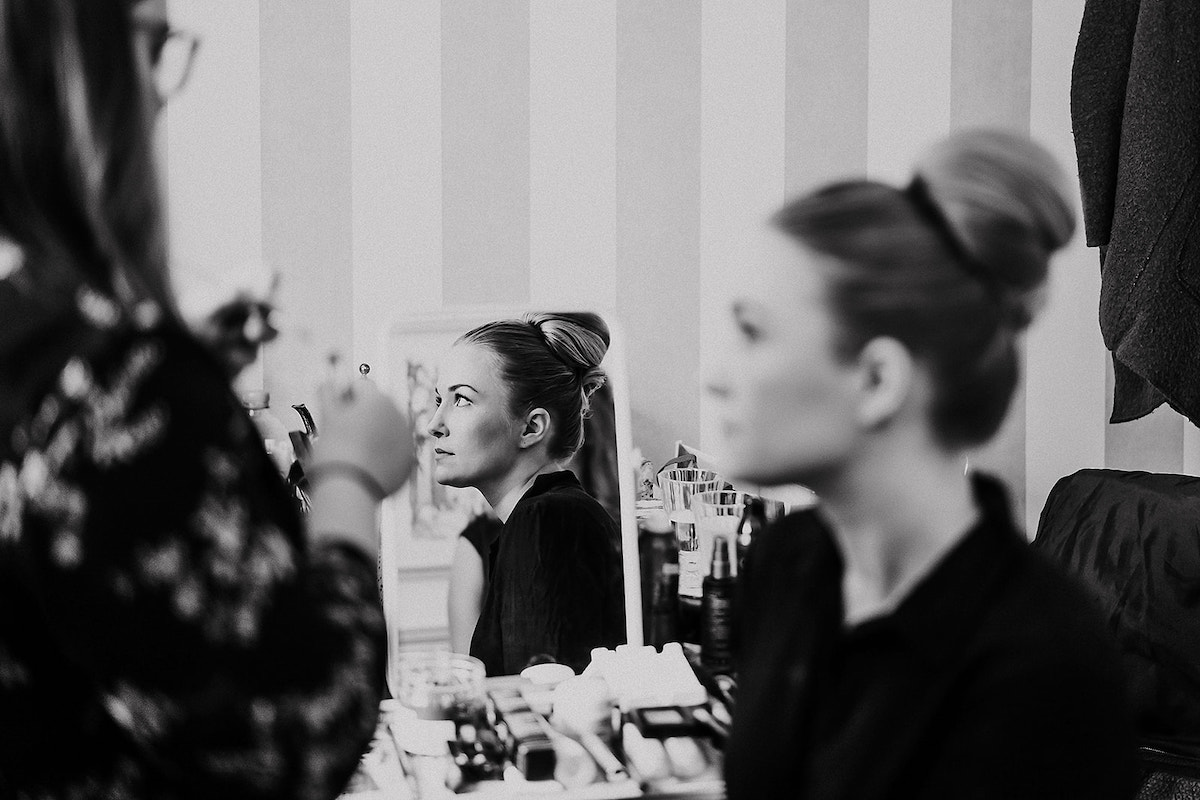 Foto der Braut beim getting ready zur Hochzeit in der Deidesheimer Kirche