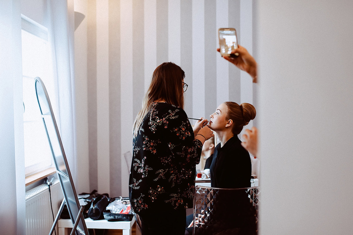 Handyfoto der Trauzeugin beim Getting Ready der Braut