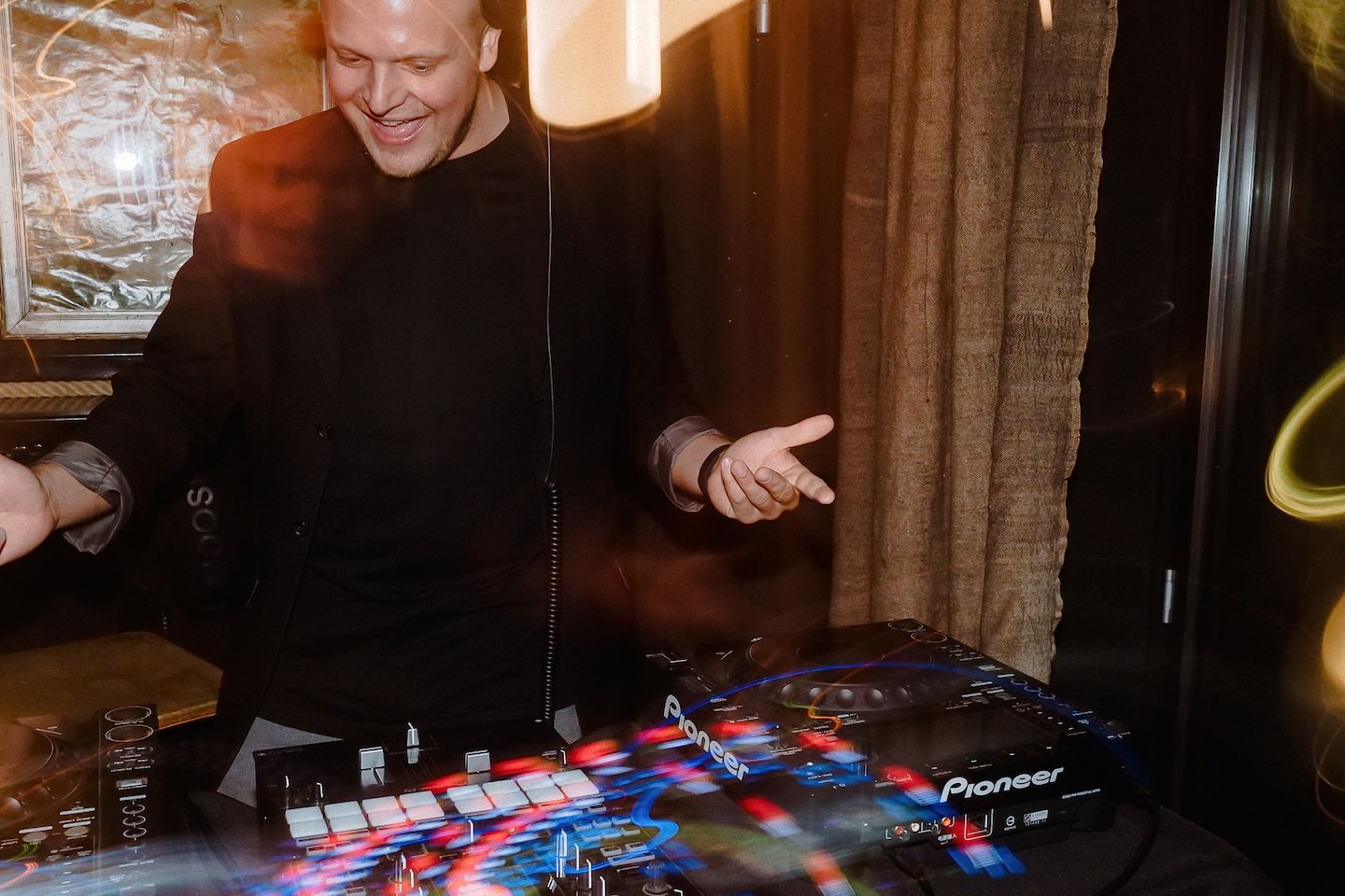 DJ bei der Hochzeit im Speicher 7 fängt an zu spielen
