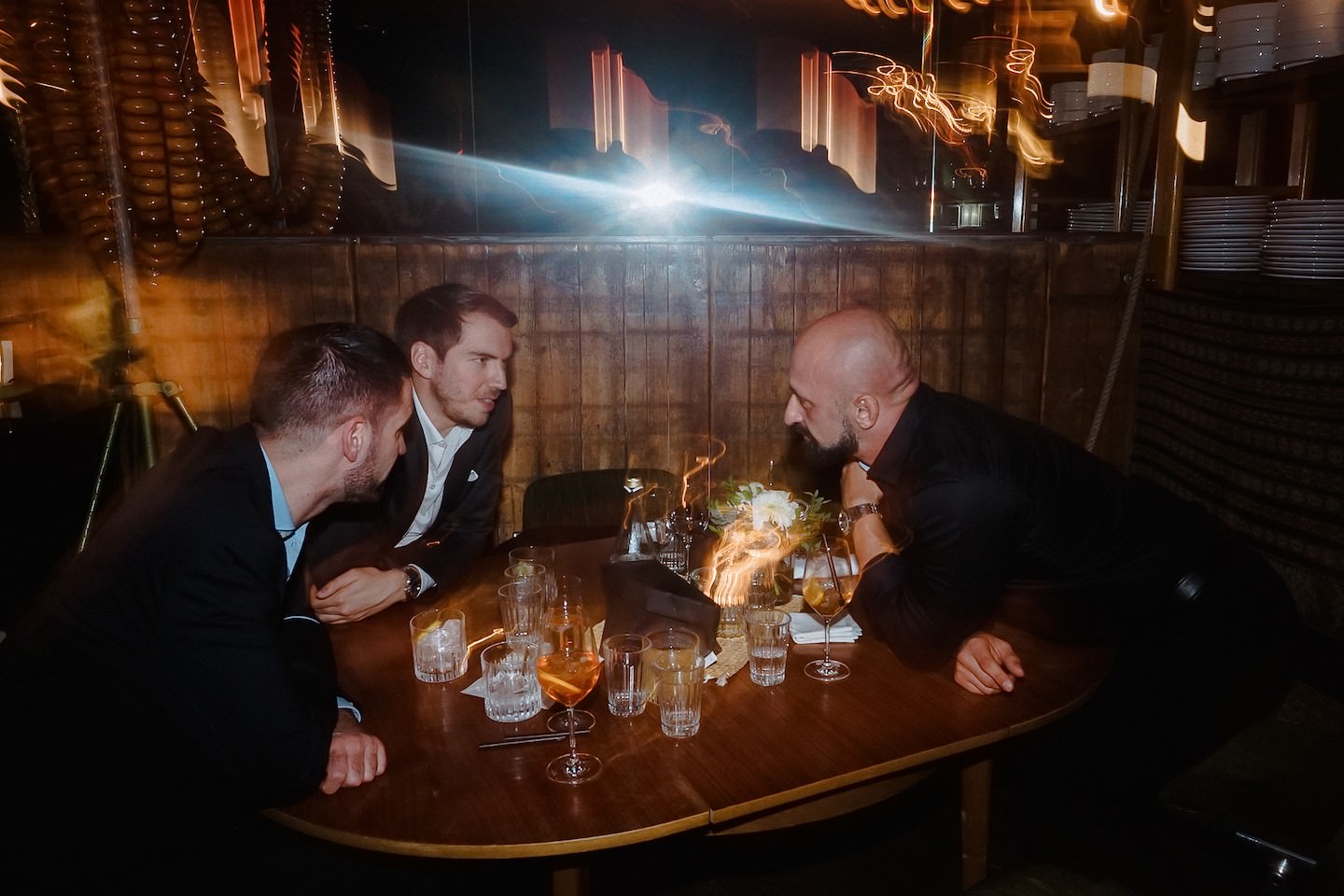 Gäste unterhalten sich am Tisch während der Party bei der Hochzeit im Speicher 7
