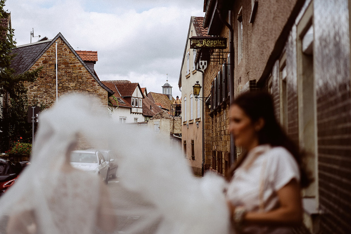 Die Braut mit Schleier im Deidesheimer Ortskern auf dem Weg zur Kirche