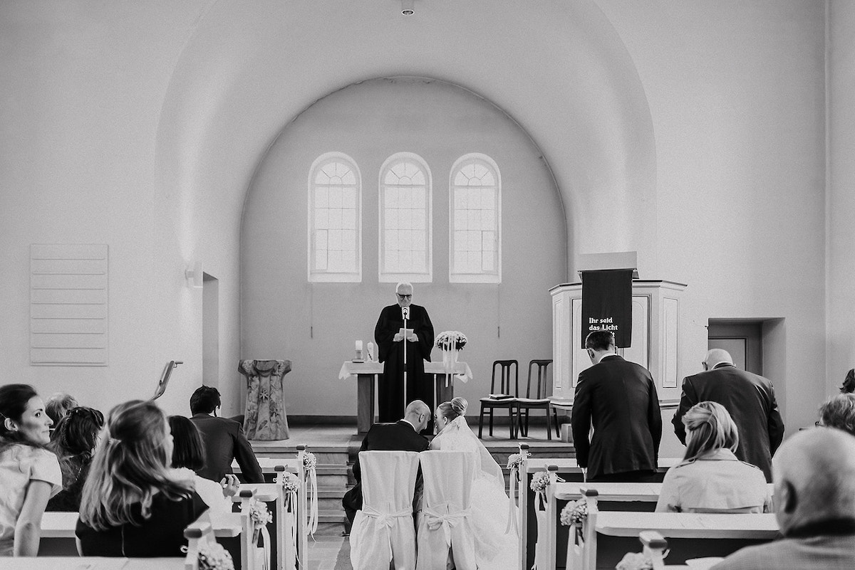 Brautpaar bei ihrer Hochzeit in der evangelischen Kirche Deidesheim