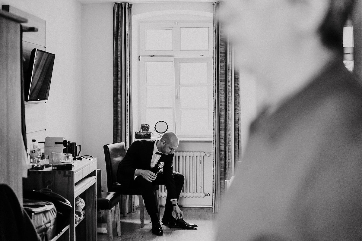 Getting Ready des Bräutigams bei seiner Hochzeit in Deidesheim