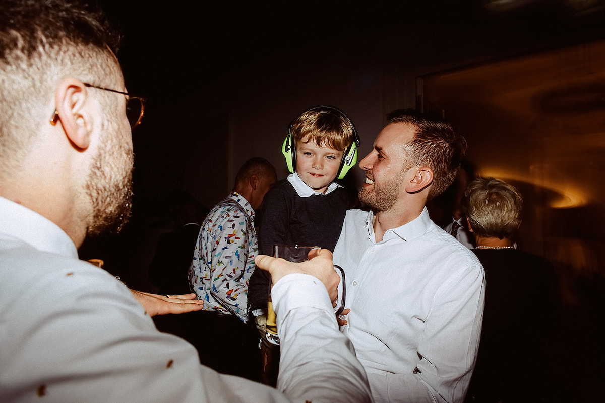Partygäste bei von Winning bei einer Hochzeit in Deidesheim