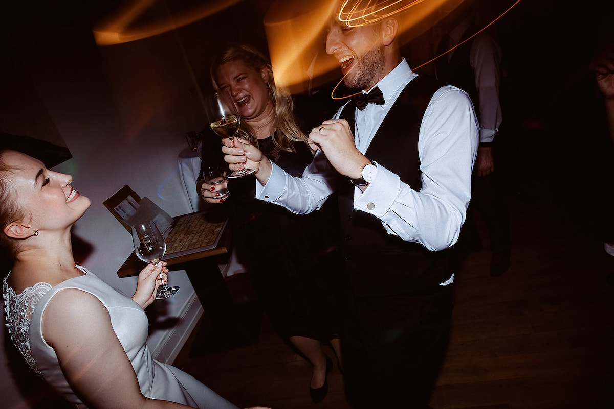 Bräutigam tanzt mit seiner Braut bei der Hochzeit in Deidesheim